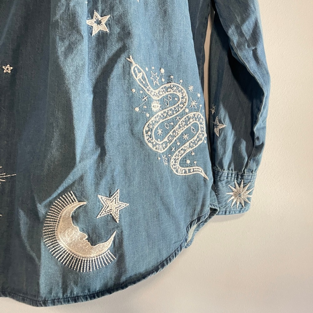 Johnny Was Embroidered Denim Pearl Snap Top Boho Sun Moon Snake Stars Boho XS - Picture 11 of 13